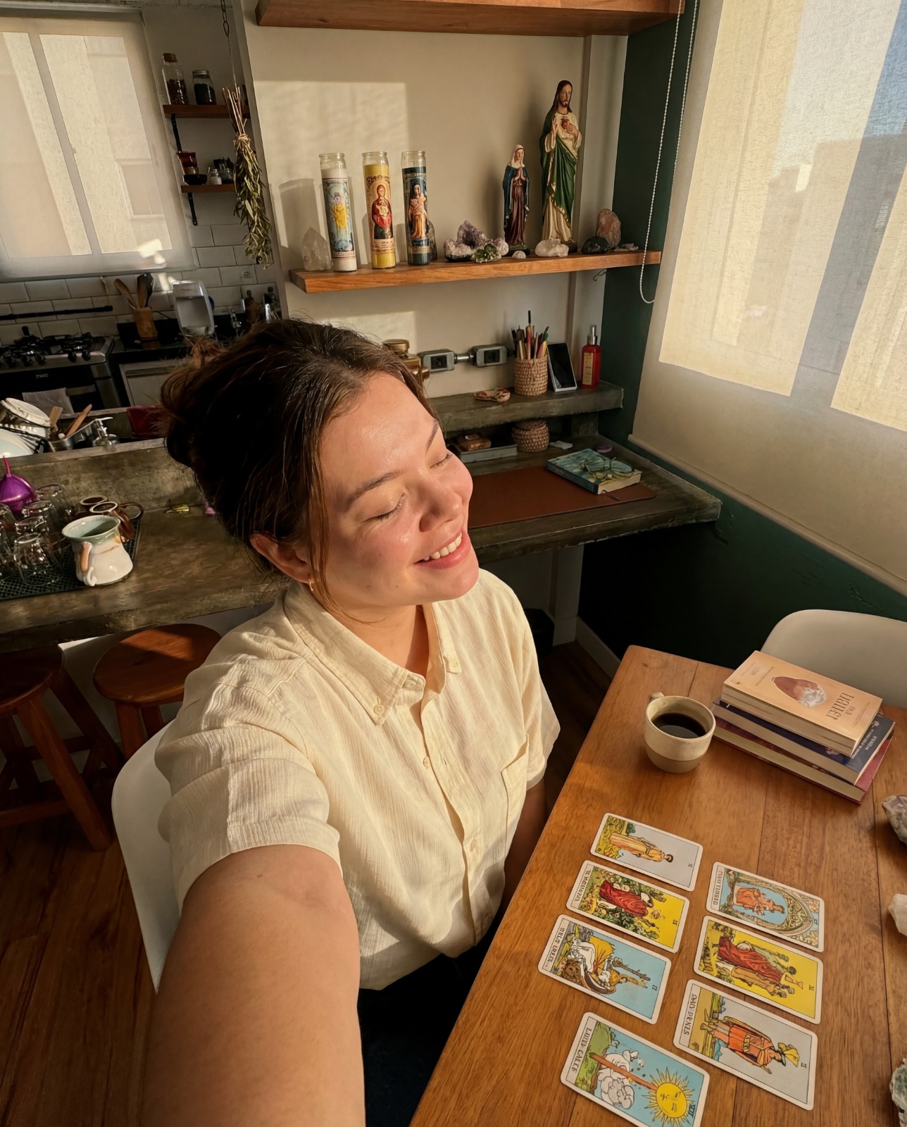 Bárbara, guía espiritual, sonriendo en su espacio de trabajo