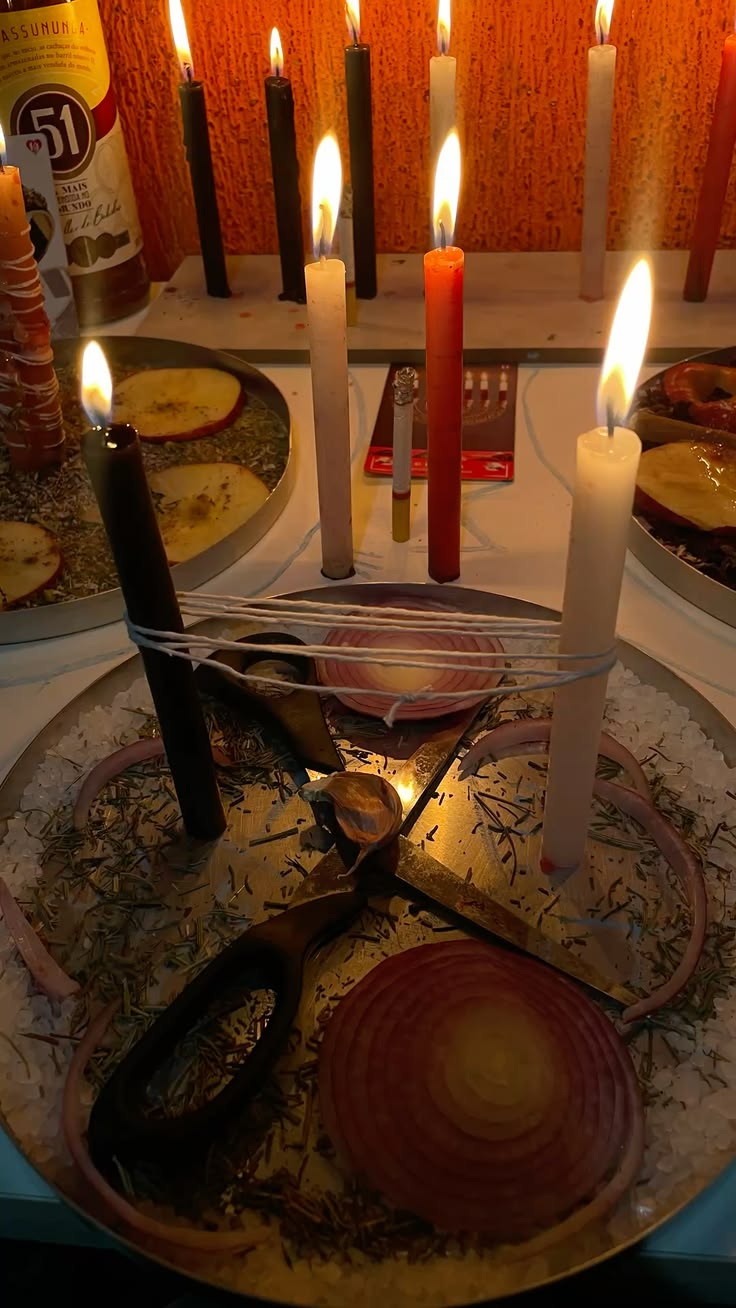 Cordón rojo cortado sobre un altar